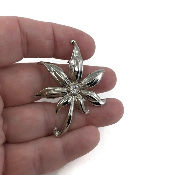 Vintage Silver Tone Poinsettia Brooch - Picture 6 of 7